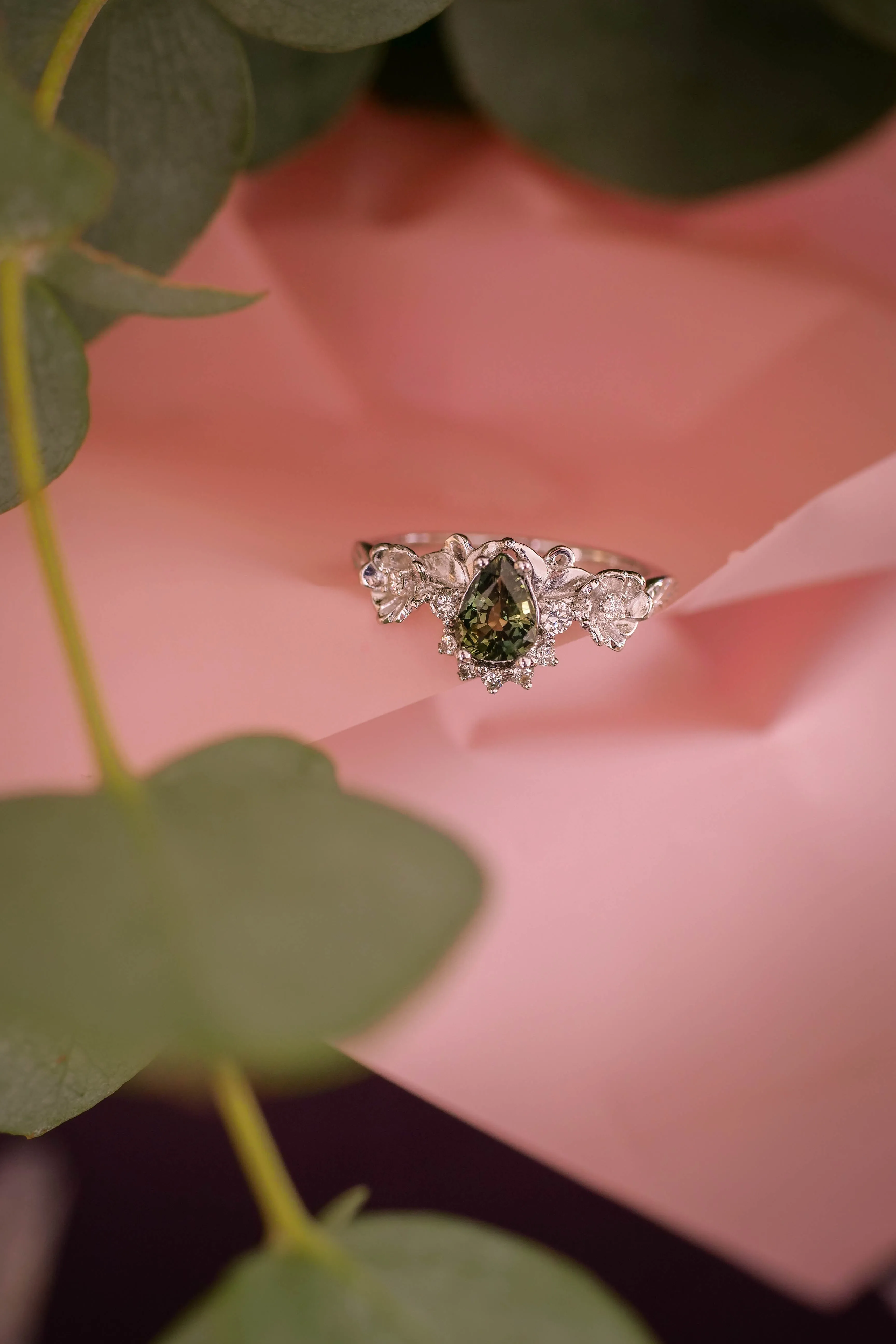 Bridal ring set with green sapphire & diamonds / Adelina