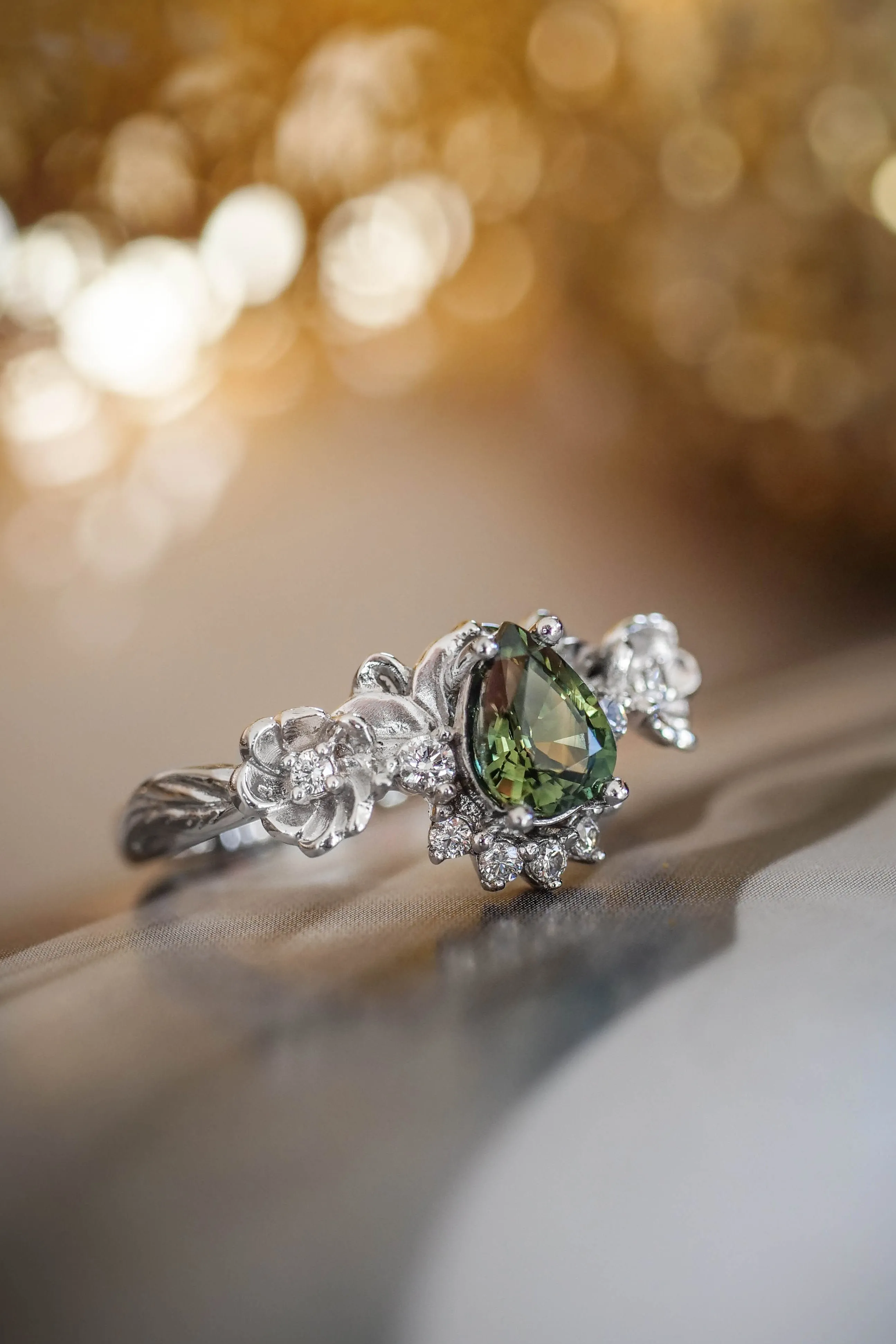 Bridal ring set with green sapphire & diamonds / Adelina