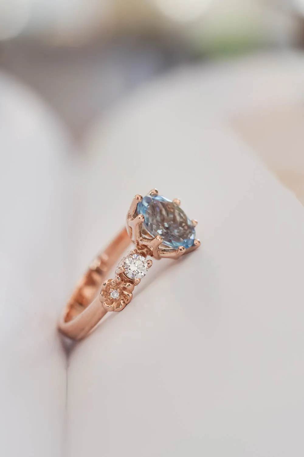 Oval aquamarine engagement ring / Fiorella