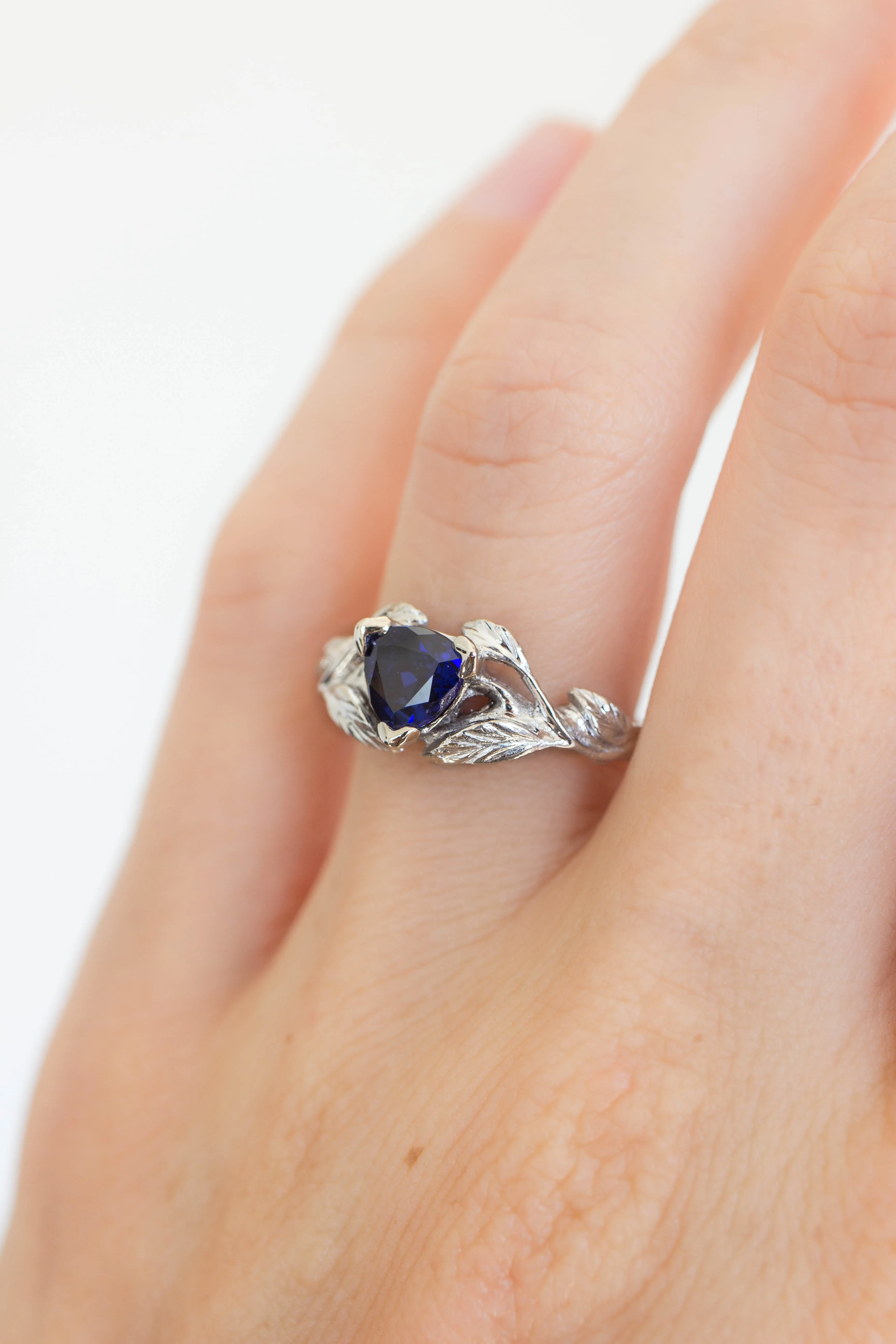 Wedding ring set with trillion sapphire / Clematis